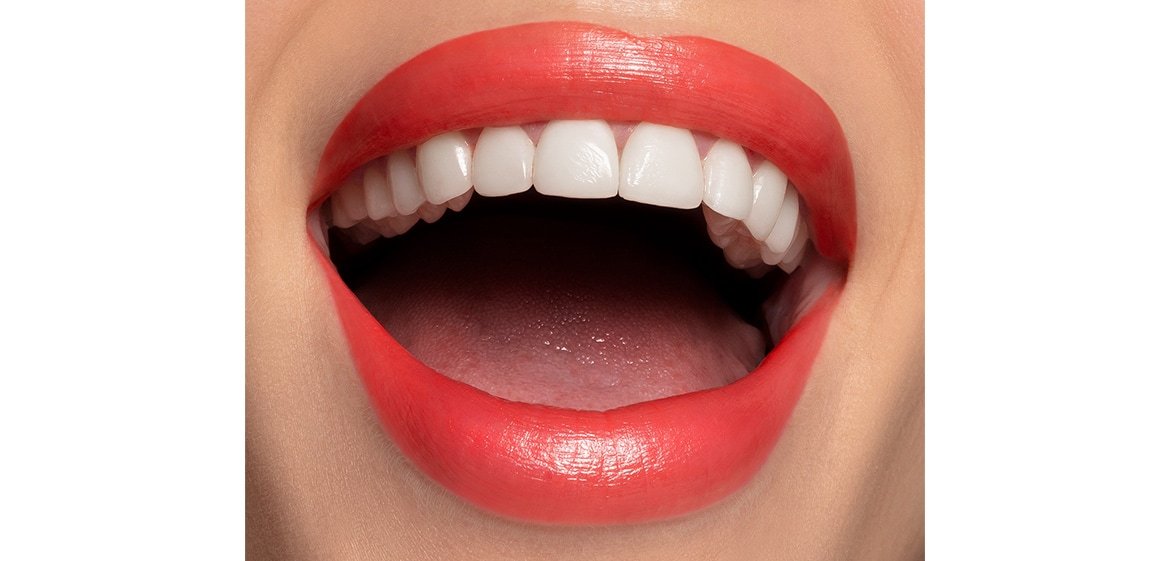 Lachender Mund mit vollen roten Lippen